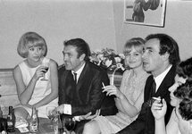 128830 Afbeelding van (van links naar rechts) actrice Mireille Dare, regisseur Georges Lautner, actrice Hana Brejchova ...
